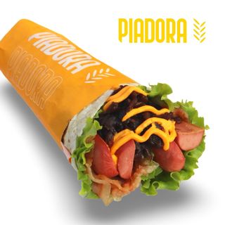 Würstel, pancetta grigliata, lattuga, cipolle caramellate e salsa cheddar