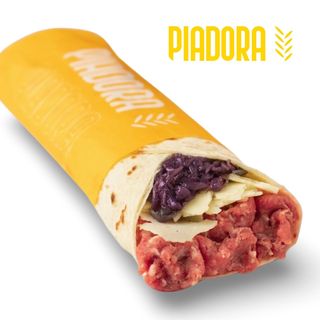 Salsiccia cruda piemontese, pecorino dolce e cipolle rosse caramellate