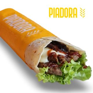 Hamburger*, provola alla piastra, cipolle caramellate, lattuga e salsa BBQ