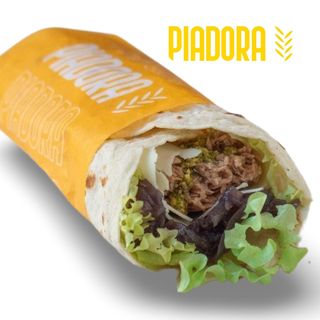 Tonno, lattuga, pecorino dolce, cipolle caramellate e pesto di pistacchi