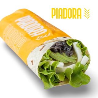 Avocado, fior di latte, lattuga e cipolle caramellate