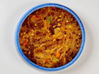 Spaghetti di soia con maiale piccante