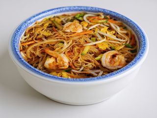 Spaghetti di riso con gamberi