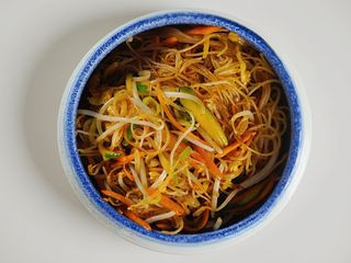 Spaghetti di riso con verdure
