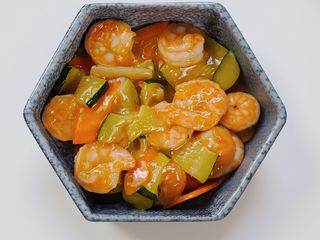 Gamberi con misto di verdura