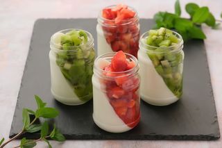 Yogurt Bianco con frutta in bicchiere