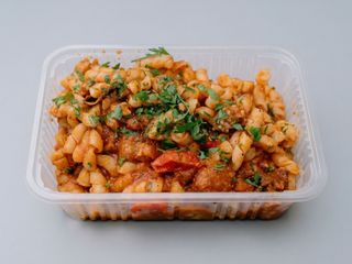 Pasta con spada, melanzane, pomodoro e mentuccia