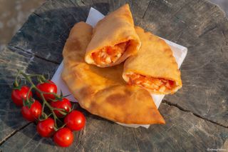 Panzerotto con pomodoro e mozzarella