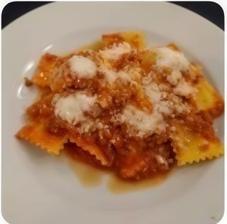 Ravioli ricotta e spinaci al ragù