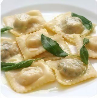 Ravioli ricotta e spinaci al burro e salvia