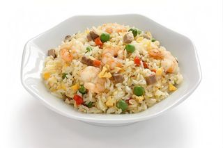 Riso saltato con gamberetti al curry