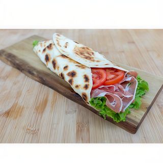 Rotolo con bresaola, robiola fresca, pomodorini, songino 