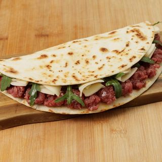 Salsiccia tipo Bra,  caciotta romagnola, olio evo , rucola