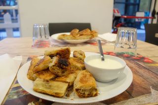 Burek di carne con yogurt