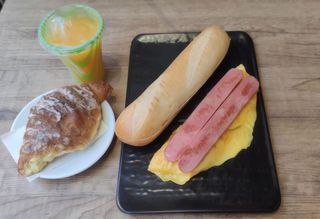 Menù colazione (Omelette, hot dog, crostata, succo)