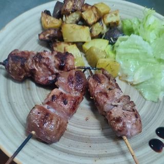 Bombette con patate al forno e insalata