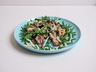 Tagliata di pollo con rucola e grana