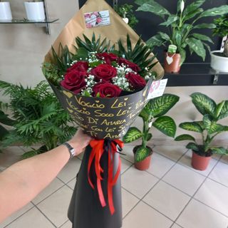 Bouquet con DEDICA PERSONALIZZATA e rose rosse
