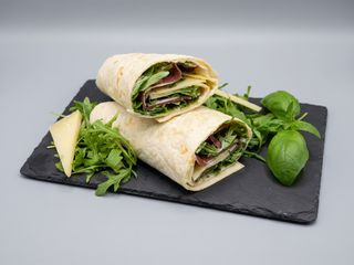 Piadina prosciutto crudo, crema di parmiggiano e rucola