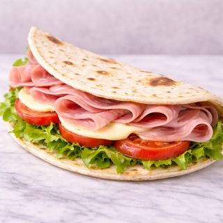 Piadina prosciutto cotto, formaggio e insalata