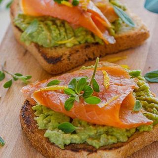 Toast avocado salmone affumicato  1pezzo