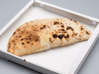 Calzone con mozzarella e prosciutto cotto
