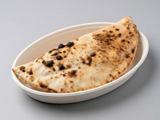 Calzone con mozzarella, funghi e salsiccia