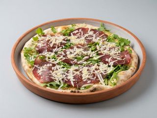 Focaccia con bresaola, rughetta e parmigiano