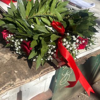 Corona con 5/6 rose rosso