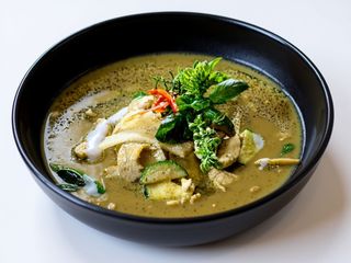 Green curry Gaeng khiao waan gai