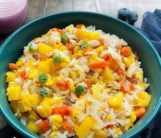 32 Riso saltato con ananas