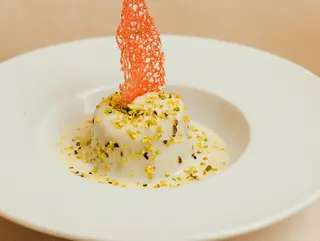 Tortino di verdura su fonduta di scamorza affumicata