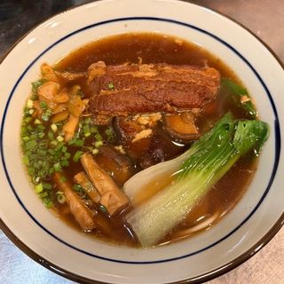 Ramen in zuppa con costino di maiale