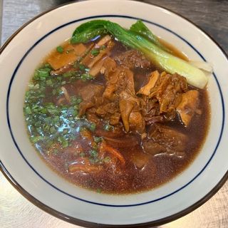 Ramen in zuppa con vitello