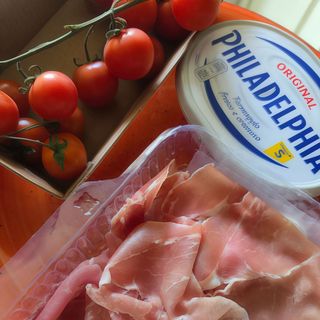 Crêpe con prosciutto crudo, philadepia, pomodoro