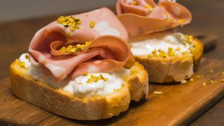 Bruschetta stracciatella, mortadella e pistacchio - 2 pezzi
