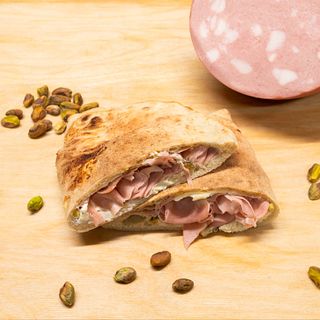 Panzerotto con Mortadella, Stracciatella e Pistacchio