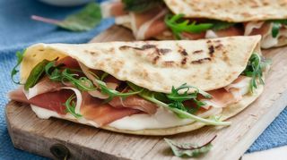 Crudo Nazionale 16 mesi, robiola spalmabile e rucola