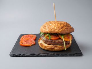 Panino hamburger di vitello insalata o rucola pomodori