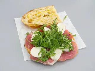 Panino crudo e mozzarella con rucola