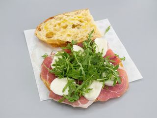 Panino crudo e mozzarella con rucola