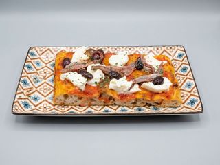 Mozzarella fior di latte, olive nere e alici del Cantabrico