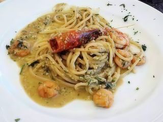Linguine con gamberi, pomodoro ciliegino e pistacchio