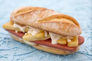 Panino wurstel, patate e formaggio