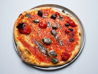 Pizze al pezzo rosse - alici e capperi