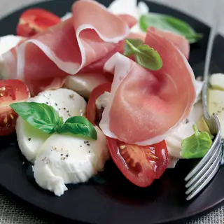 Insalata primavera crudo