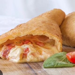 Panzerotto fritto pomodoro e mozzarella