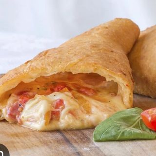 Panzerotto fritto mortadella, cacio e pesto