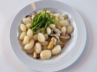 Gnocchi di patate con cozze e friggitelli