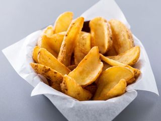Patatine fritte piccole con buccia